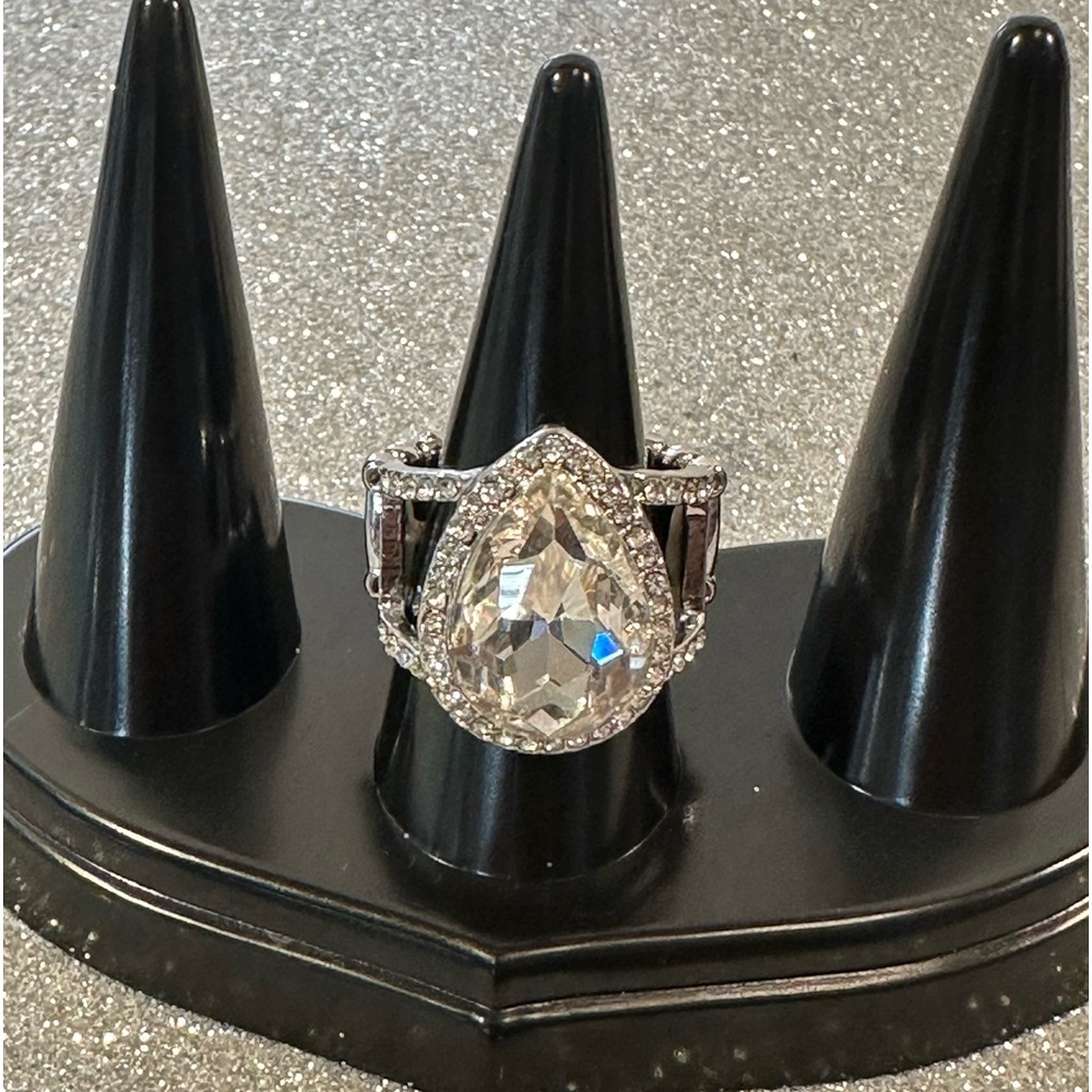 STUNNING DAZZLE TEARDROP FASHION STRETCH RING - Picture 4 of 5